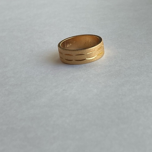 Brushed Gold Tone Vintage Ring Band Size 7 - Picture 1 of 2